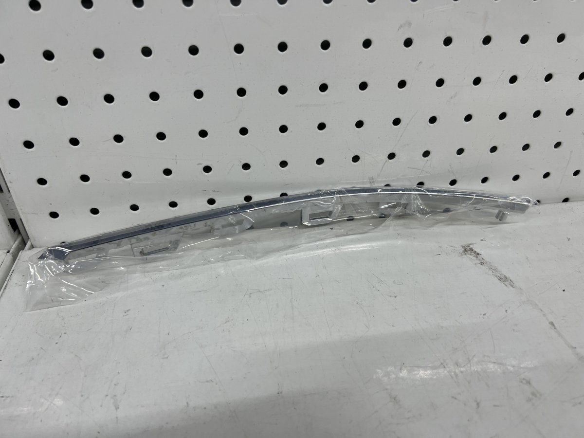 Правый молдинг переднего бампера Chery Tiggo 8 Pro