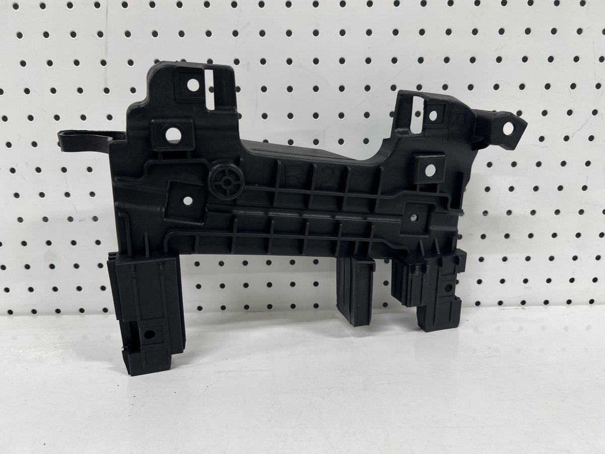 Кронштейн решетки радиатора правый Haval Jolion